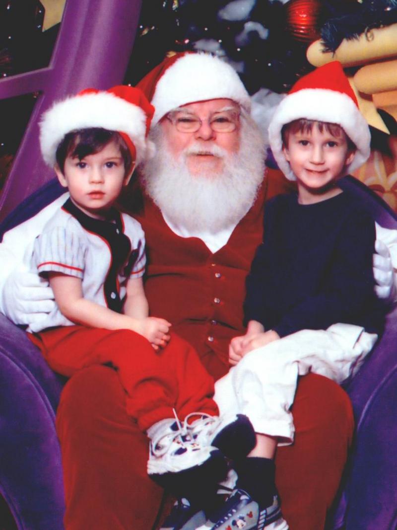 2003/12(Dec)/01-Pre Christmas Fun/800x600_2003-12-16-Santa-Dax-Chance.jpg